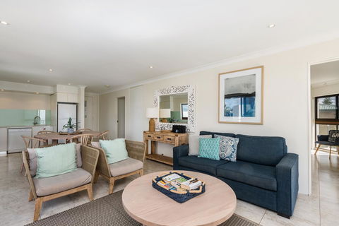 Bayview Beachfront Apartments, In Town Right On The Beach - Accommodation Melbourne 32