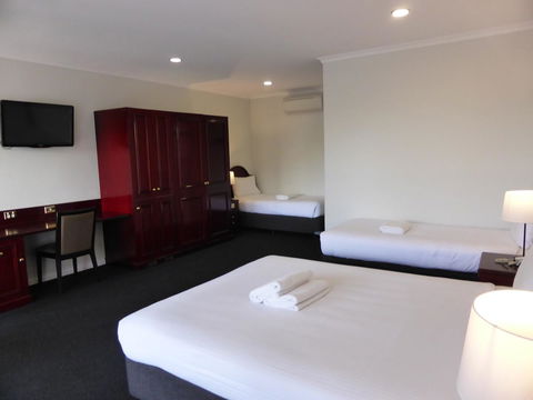 Hilton Beachfront Motel - Melbourne 4u 35