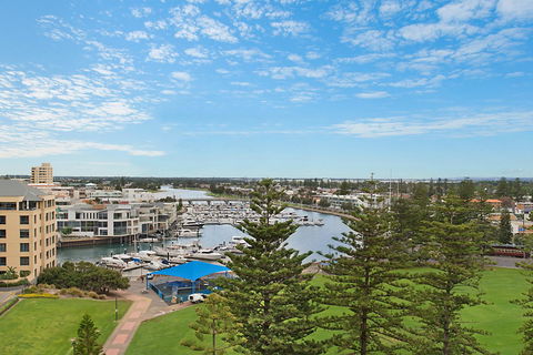 Beachside Luxury & Comfort, Ocean Views In Glenelg - Accommodation Melbourne 4