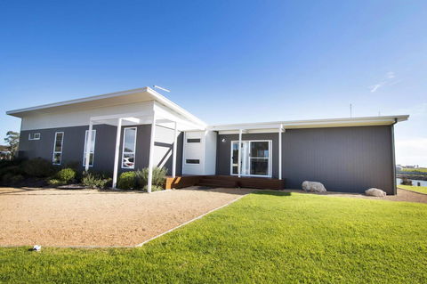 Villa Serra - Accommodation Melbourne 0