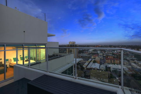 Glenelg Skyline Penthouse - Accommodation Melbourne 10