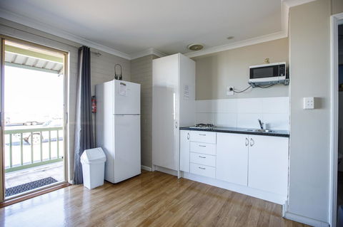 Shark Bay Seafront Apartments - Accommodation Melbourne 5