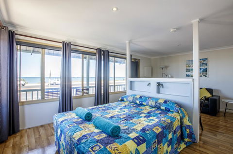 Shark Bay Seafront Apartments - Accommodation Melbourne 16