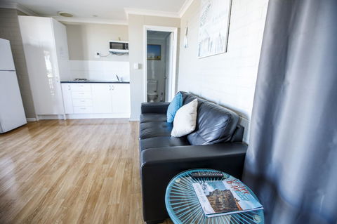 Shark Bay Seafront Apartments - Accommodation Melbourne 30