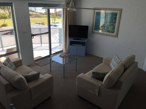 Breakers Apartments - Accommodation Melbourne 12