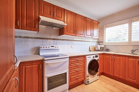 Bright And Spacious Family Home With Leafy Deck - Accommodation Melbourne 17