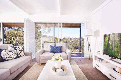 Bright And Spacious Family Home With Leafy Deck - Accommodation Melbourne 14
