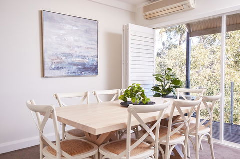 Bright And Spacious Family Home With Leafy Deck - Accommodation Melbourne 22
