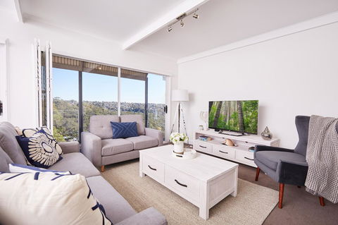 Bright And Spacious Family Home With Leafy Deck - Accommodation Melbourne 3