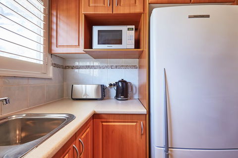 Bright And Spacious Family Home With Leafy Deck - Accommodation Melbourne 19