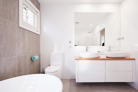 Bright And Spacious Family Home With Leafy Deck - Accommodation Melbourne 11