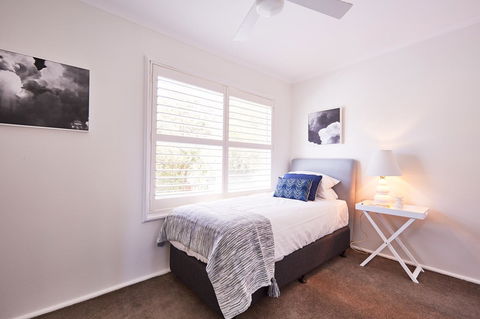 Bright And Spacious Family Home With Leafy Deck - Accommodation Melbourne 24