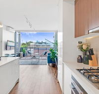 Large Light Luxe 3BDR 2BA Free Parking - walk to Sydney Uni and RPA - Accommodation Melbourne