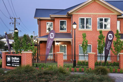 Best Western Plus Bolton On The Park - Accommodation Melbourne 1
