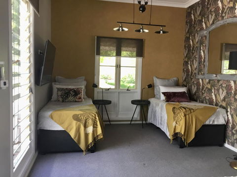 Chanticleer Gardens Barn Cottage With A Pool - Accommodation Melbourne 14