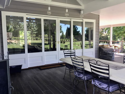 Chanticleer Gardens Barn Cottage With A Pool - Accommodation Melbourne 3