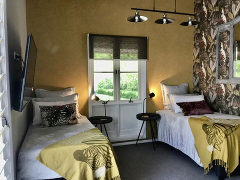 Chanticleer Gardens Barn Cottage With A Pool - Accommodation Melbourne 6