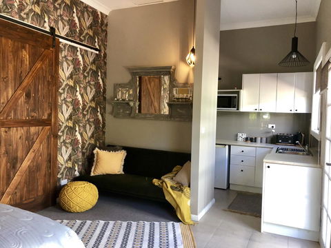 Chanticleer Gardens Barn Cottage With A Pool - Accommodation Melbourne 19