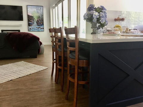 Chanticleer Gardens Barn Cottage With A Pool - Accommodation Melbourne 8