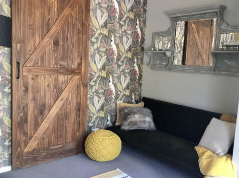 Chanticleer Gardens Barn Cottage With A Pool - Accommodation Melbourne 7