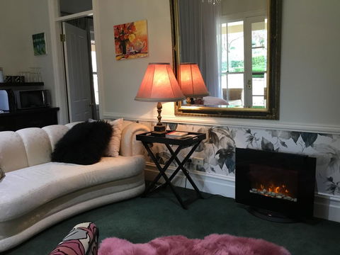 Chanticleer Gardens Barn Cottage With A Pool - Accommodation Melbourne 42