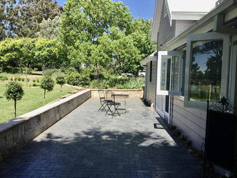 Chanticleer Gardens Barn Cottage With A Pool - Accommodation Melbourne 4