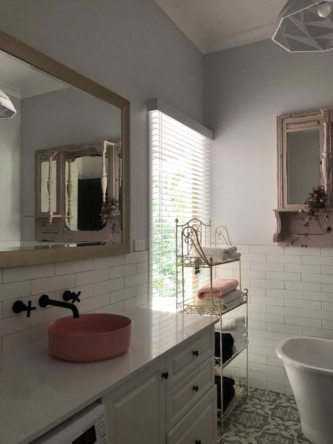 Chanticleer Gardens Barn Cottage With A Pool - Accommodation Melbourne 33