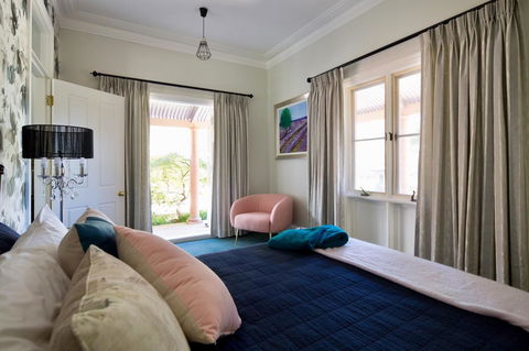Chanticleer Gardens Barn Cottage With A Pool - Accommodation Melbourne 36