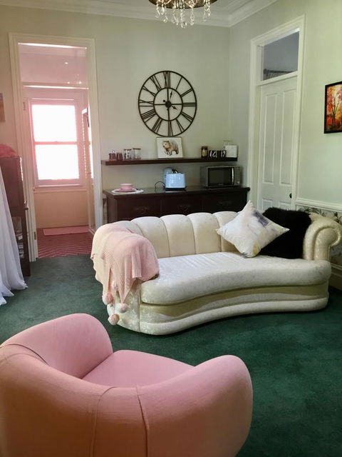 Chanticleer Gardens Barn Cottage With A Pool - Accommodation Melbourne 41