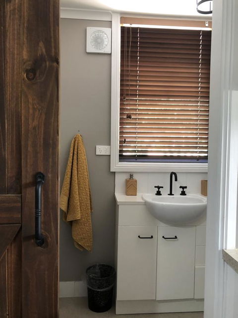 Chanticleer Gardens Barn Cottage With A Pool - Accommodation Melbourne 22