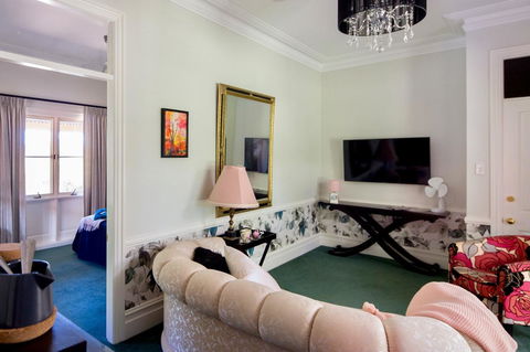 Chanticleer Gardens Barn Cottage With A Pool - Accommodation Melbourne 44