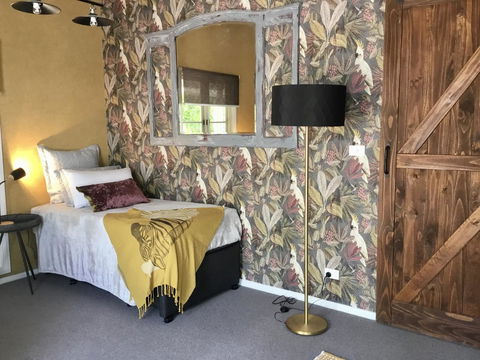 Chanticleer Gardens Barn Cottage With A Pool - Accommodation Melbourne 2