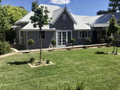 Chanticleer Gardens Barn Cottage With A Pool - Accommodation Melbourne 9