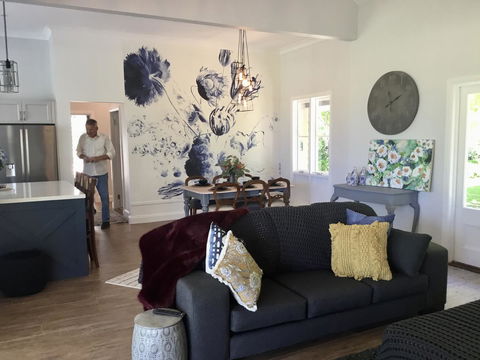 Chanticleer Gardens Barn Cottage With A Pool - Accommodation Melbourne 13