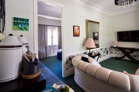 Chanticleer Gardens Barn Cottage With A Pool - Accommodation Melbourne 43