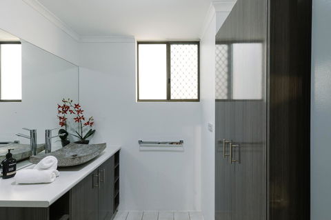 CitySide Apartment - 2 Bedroom With Private Courtyard - Accommodation Melbourne 21