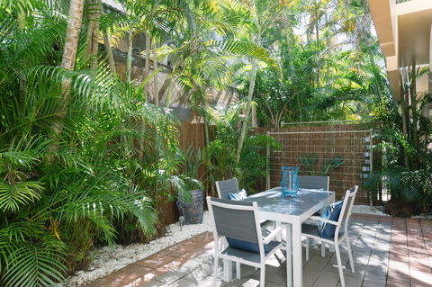 CitySide Apartment - 2 Bedroom With Private Courtyard - Accommodation Melbourne 13