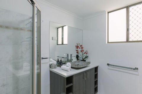 CitySide Apartment - 2 Bedroom With Private Courtyard - Accommodation Melbourne 16