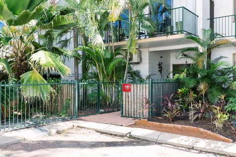 CitySide Apartment - 2 Bedroom With Private Courtyard - Accommodation Melbourne 6