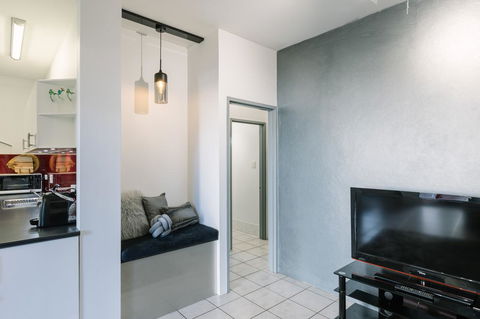 CitySide Apartment - 2 Bedroom With Private Courtyard - Accommodation Melbourne 8