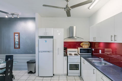 CitySide Apartment - 2 Bedroom With Private Courtyard - Accommodation Melbourne 3