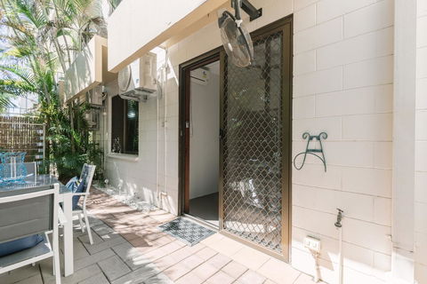 CitySide Apartment - 2 Bedroom With Private Courtyard - Accommodation Melbourne 10