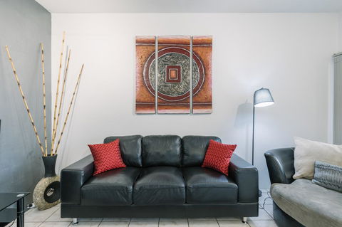 CitySide Apartment - 2 Bedroom With Private Courtyard - Accommodation Melbourne 4