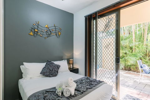 CitySide Apartment - 2 Bedroom With Private Courtyard - Accommodation Melbourne 14