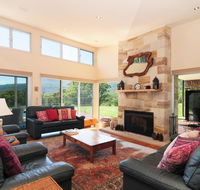 Bottlebrush Lodge - Great views and a pool - Accommodation Melbourne