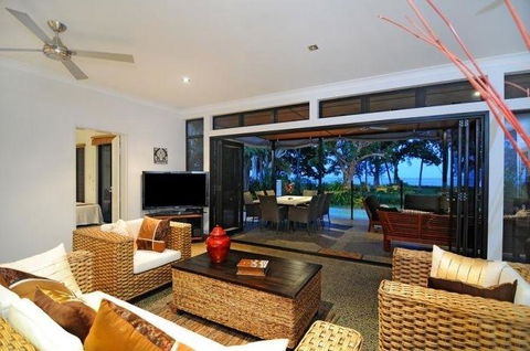 Bramston Beach - Luxury Holiday House - Accommodation Melbourne 1