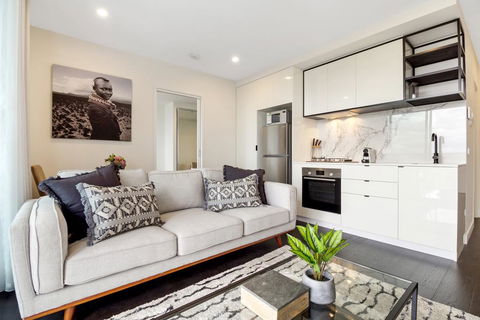 Brand New Apartment With Balcony, Gym And Sauna - Accommodation Melbourne 1