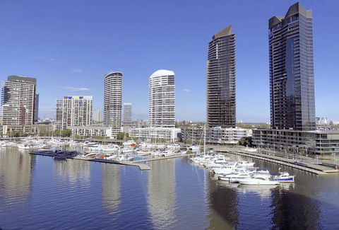 Brilliant Victoria Harbour Waterfront LVII - Accommodation Melbourne 0