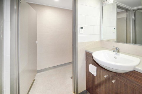 Cairns Adventure Lodge - Cook Your Own Meals In Your Private Kitchen Includes Dishwasher Washing Machine - Accommodation Melbourne 3