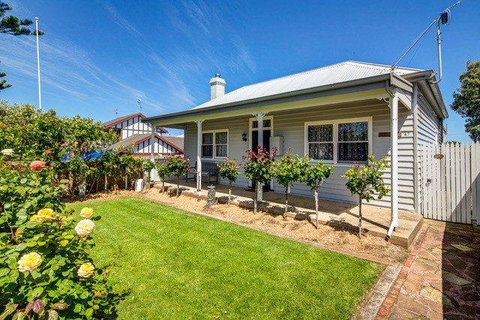 Carrick Fergus - Centrally Located Family Home - Accommodation Melbourne 2